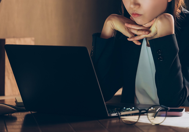 法律相談を考える女性